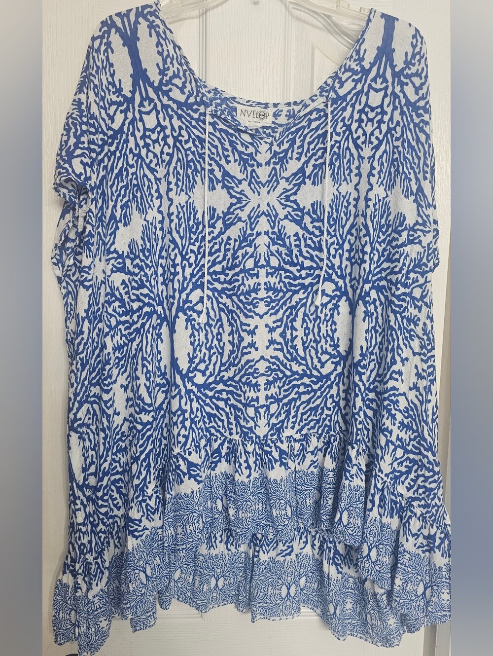 NVELOP beach cover-up features a vibrant, coastal-inspired design Size L/XL - Picture 4 of 8